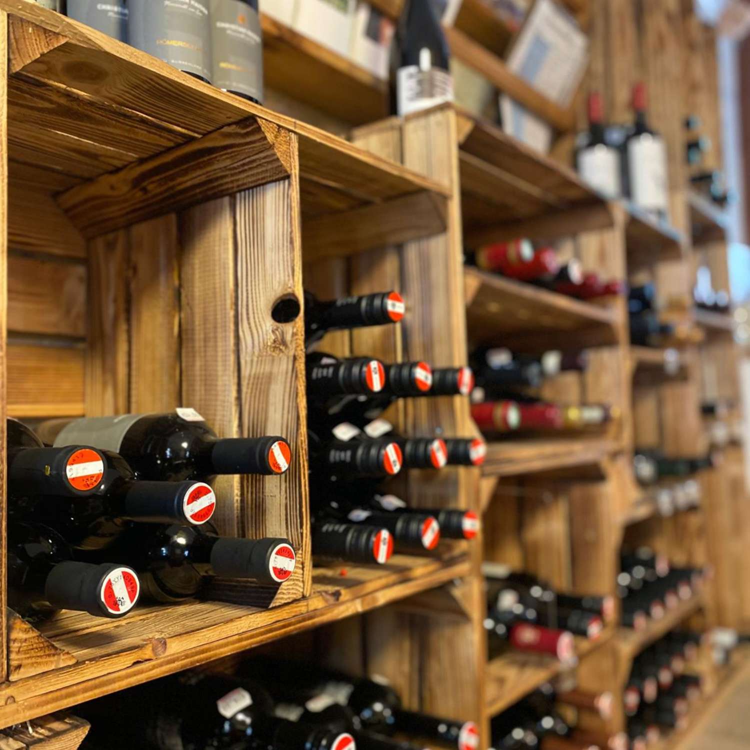 Kästen mit Weinflaschen in der Greißlerei des Landgut Riegerbauer