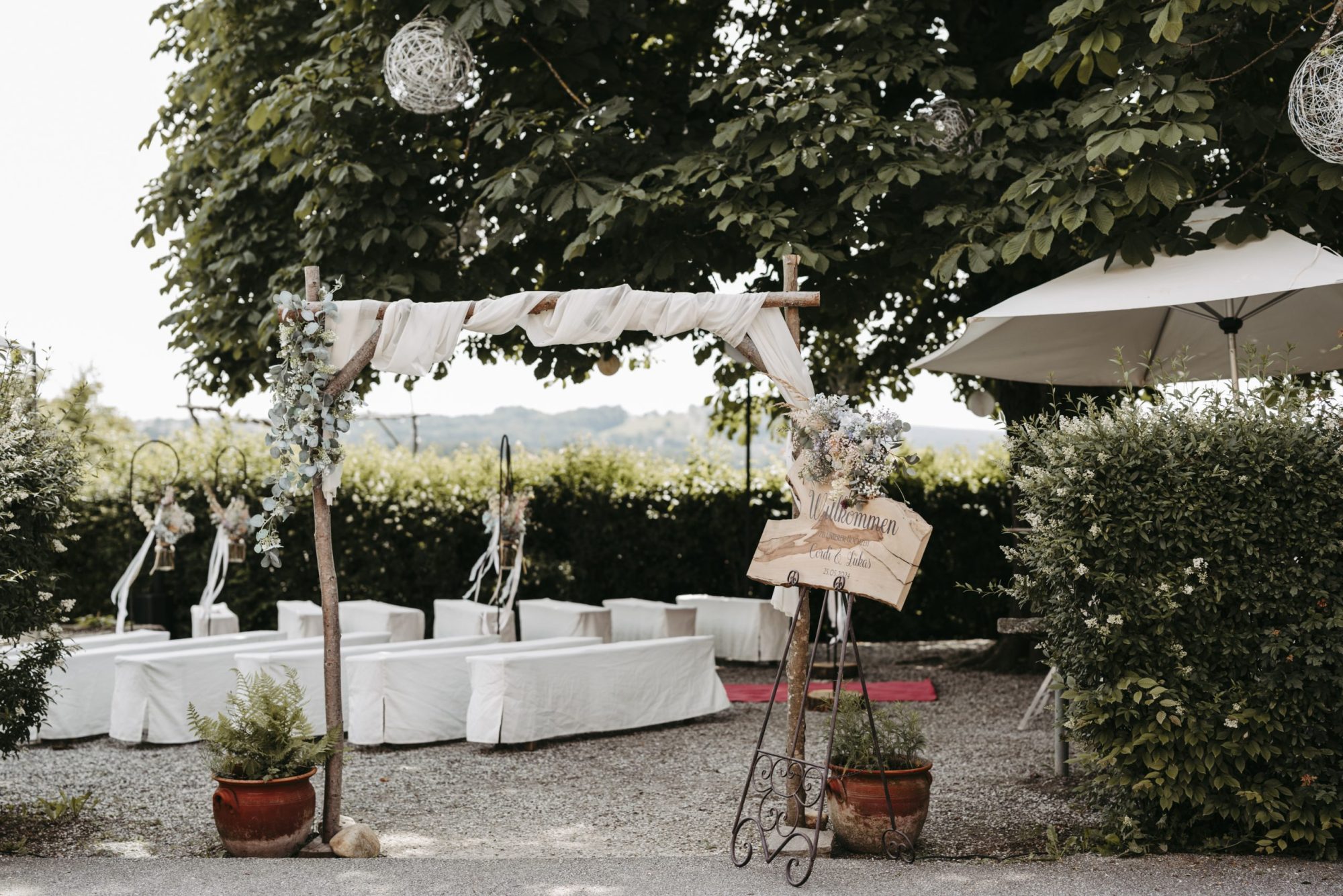 MICHAELA BEGSTEIGER – Hochzeitsfotografie Trauung im Kastaniengarten