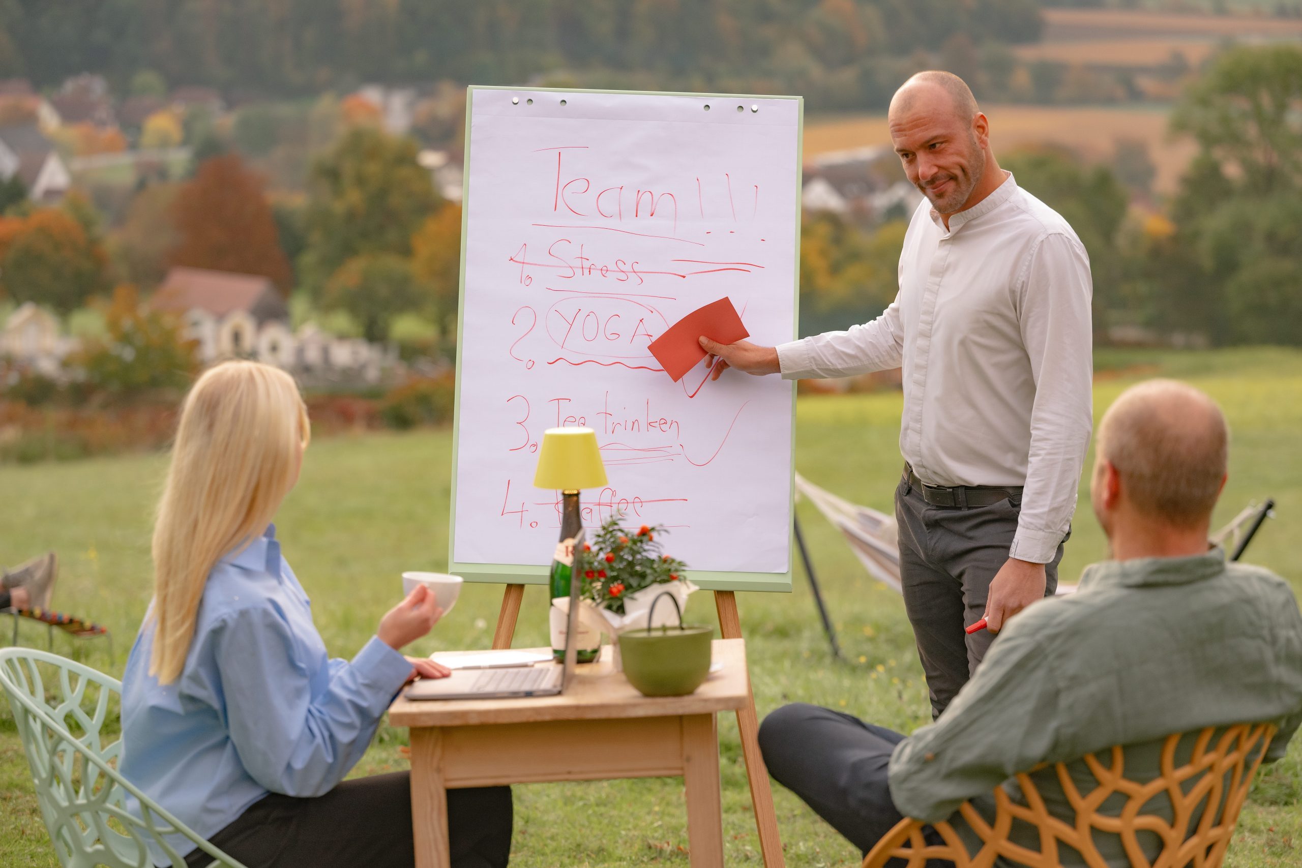 ASC-60 (1) Seminar im Grünen: Präsentation am Flipchart vor der Landschaft der Oststeiermark