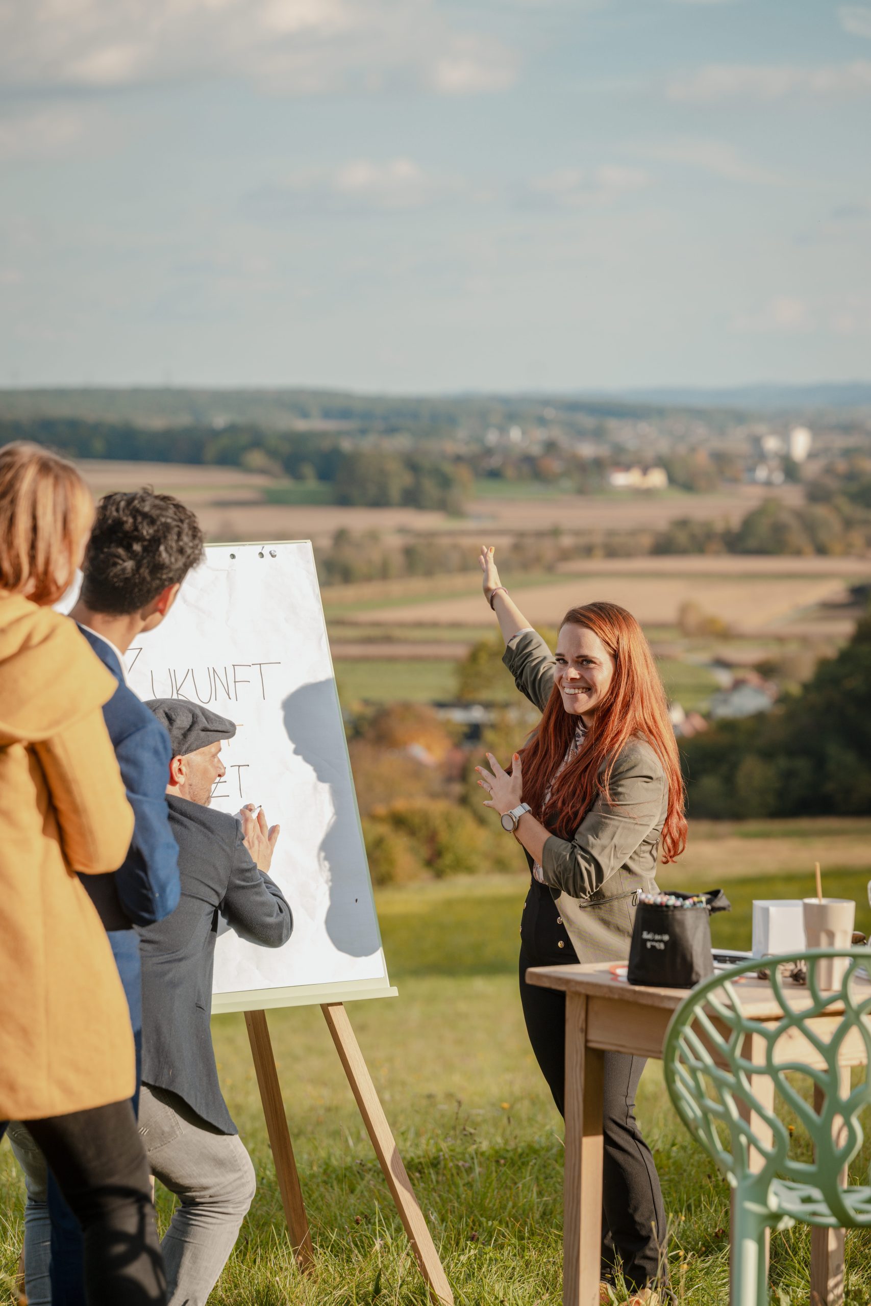 RST_-69 (1) Workshop am Flipchart im Freien mit Blick über die oststeirische Hügellandschaft